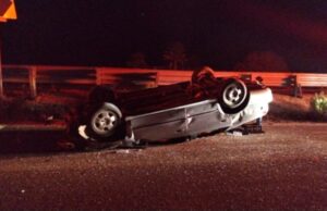 Volcadura en intersección del Valle de Guadalupe