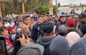 Bloquean la carretera en Camalú, denuncian actuaciones inadecuadas de Policías Municipales