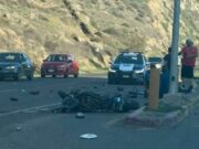 Impactan a motociclista al girar sin precaución en Ensenada