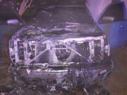 Incendio consume vehículo en patio de San Vicente