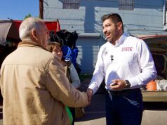 Recorre Armando Ayala tianguis de La Aurora y visita hogares en Mexicali