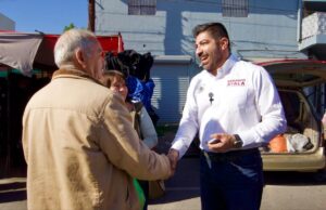 Recorre Armando Ayala tianguis de La Aurora y visita hogares en Mexicali