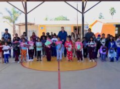 Continúa Arnulfo Silva entregando apoyos escolares en San Quintín