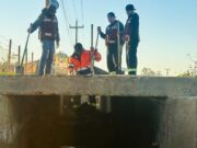 Limpian alcantarillas de la colonia Lázaro Cárdenas en San Quintín