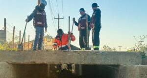 Limpian alcantarillas de la colonia Lázaro Cárdenas en San Quintín