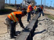 Avanza construcción de guarnición y banquetas en la avenida Benito Juárez en SQ