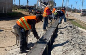 Avanza construcción de guarnición y banquetas en la avenida Benito Juárez en SQ