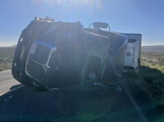 Sufre volcadura tráiler en inmediaciones de Punta Prieta