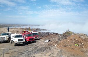 Continúa combate a incendio en basurero de la colonia Lázaro Cárdenas