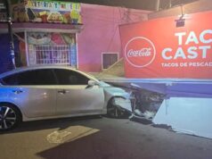 Impactan puesto de tacos de pescado y poste de alumbrado en Ensenada