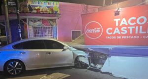 Impactan puesto de tacos de pescado y poste de alumbrado en Ensenada