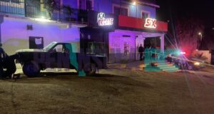 Asesinan a hombre en ataque armado fuera de unos licores en Ensenada