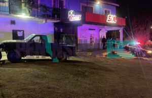 Asesinan a hombre en ataque armado fuera de unos licores en Ensenada