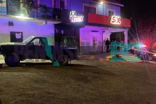 Asesinan a hombre en ataque armado fuera de unos licores en Ensenada