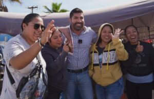 Dialoga Armando Ayala con residentes de la colonia Jardín Dorado en Tijuana