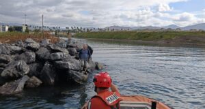 Rescatan a hombre atrapado en la dársela del puerto de Ensenada