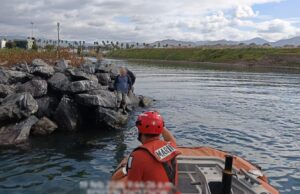 Rescatan a hombre atrapado en la dársela del puerto de Ensenada
