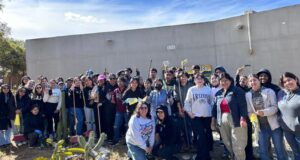 Limpian estudiantes y académicos la Facultad de Ingeniería y Negocios de San Quintín