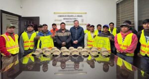 Entrega Arnulfo Silva indumentaria a «Topiles» de San Quintín