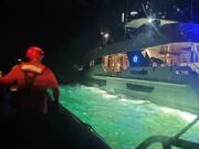 Rescatan a cinco extranjeros y dos mascotas en yate con avería cerca de Eréndira