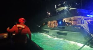 Rescatan a cinco extranjeros y dos mascotas en yate con avería cerca de Eréndira