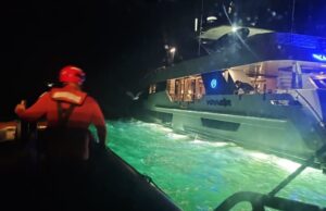 Rescatan a cinco extranjeros y dos mascotas en yate con avería cerca de Eréndira