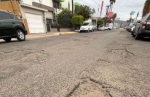Tiene más de 100 baches calle del fraccionamiento Bahía de Ensenada