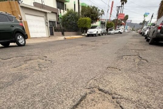 Tiene más de 100 baches calle del fraccionamiento Bahía de Ensenada