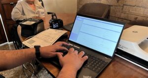 Promueve INE la democracia a domicilio con el trámite 141 en San Quintín