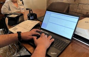 Promueve INE la democracia a domicilio con el trámite 141 en San Quintín