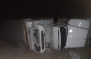 Conductor sufre volcadura en troque en las inmediaciones de Punta Prieta en el sur de San Quintín