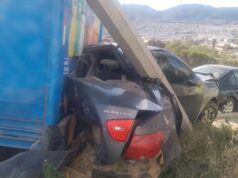 Impacta camión de Pepsi a tres vehículos y un poste de Telnor en Ensenada