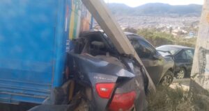 Impacta camión de Pepsi a tres vehículos y un poste de Telnor en Ensenada