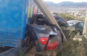 Impacta camión de Pepsi a tres vehículos y un poste de Telnor en Ensenada