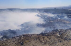 Cumple una semana activo el incendio en el basurero de la Lázaro Cárdenas en San Quintín
