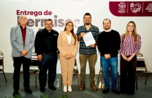 Entrega Claudia Agatón permisos de alcoholes a comerciantes de Ensenada