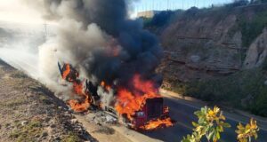 Sujetos armados incendian tráiler en cuesta de Camalú
