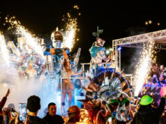 Con espectáculo de luces neón celebran primer desfile nocturno del Carnaval de Ensenada