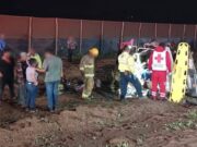 Jóvenes terminan prensados tras chocar en Camalú