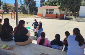 Capacitan a madres y padres sobre aplicación del “Operativo Mochila” en secundaria de El Rosario