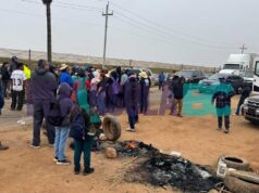 Demandan electrificación con bloqueo carretero en Camalú