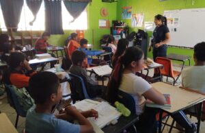 Imparten taller sobre acoso escolar en la primaria Moctezuma Ilhuicamina en Camalú