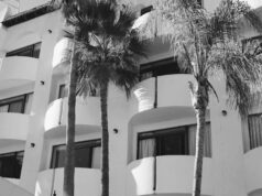 Cae hombre del tercer piso del hotel Corona en Ensenada