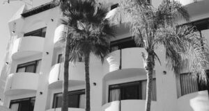 Cae hombre del tercer piso del hotel Corona en Ensenada