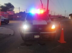 Chocan patrulla municipal en semáforo de San Quintín