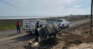 Retiran basura de los contenedores en el camino que conduce a la Bahía Falsa de San Quintín