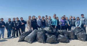 Levantan más de cien kilos de basura de la playa San Ramón en San Quintín