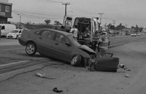 Conductor termina prensado tras choque contra camión en Vicente Guerrero