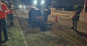 Interviene Ayuntamiento con trabajos correctivos de bacheo en carretera a Ojos Negros