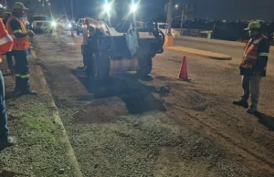 Interviene Ayuntamiento con trabajos correctivos de bacheo en carretera a Ojos Negros